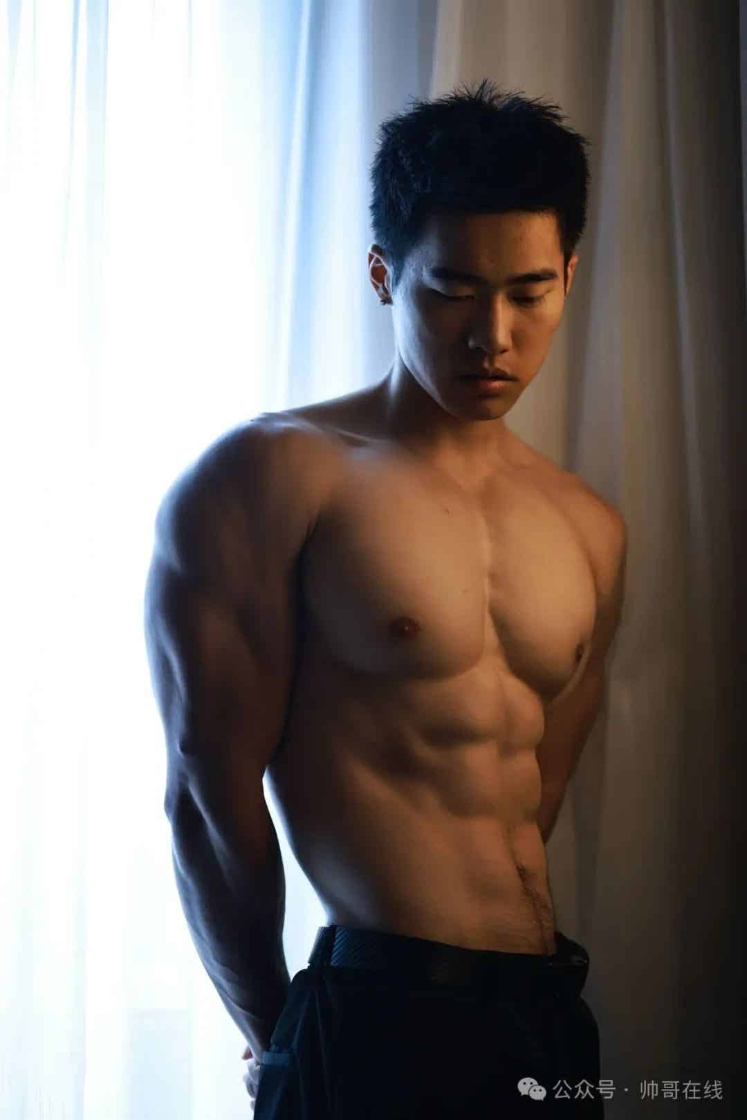 图片[9]-带穿正装的腹肌体育生回家过年！-小蓝短视频