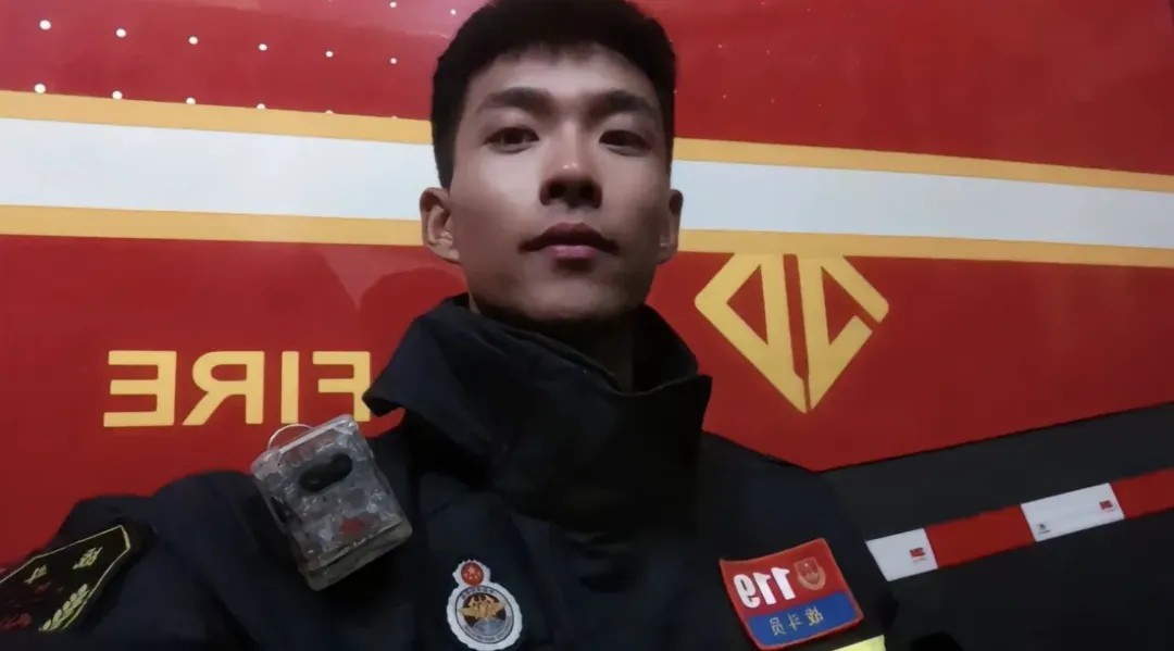 图片[2]-床上躺了累着的消防小哥怎么办？长腿身材真是绝了！-小蓝短视频