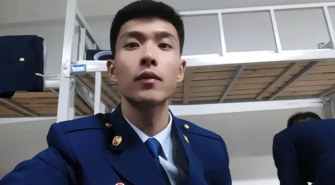 图片[3]-床上躺了累着的消防小哥怎么办？长腿身材真是绝了！-小蓝短视频