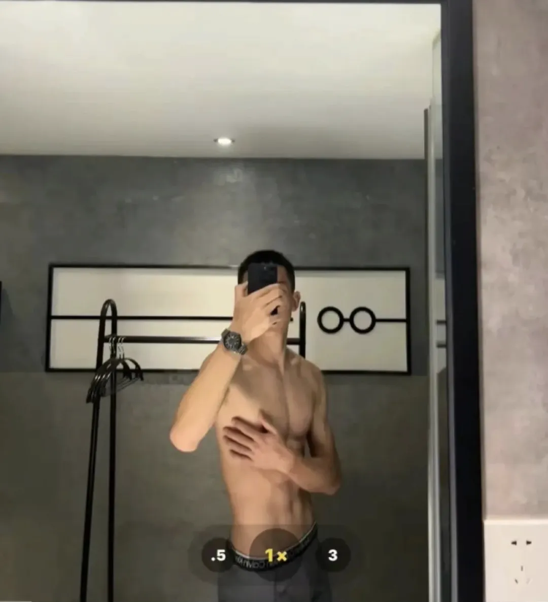 图片[4]-床上躺了累着的消防小哥怎么办？长腿身材真是绝了！-小蓝短视频