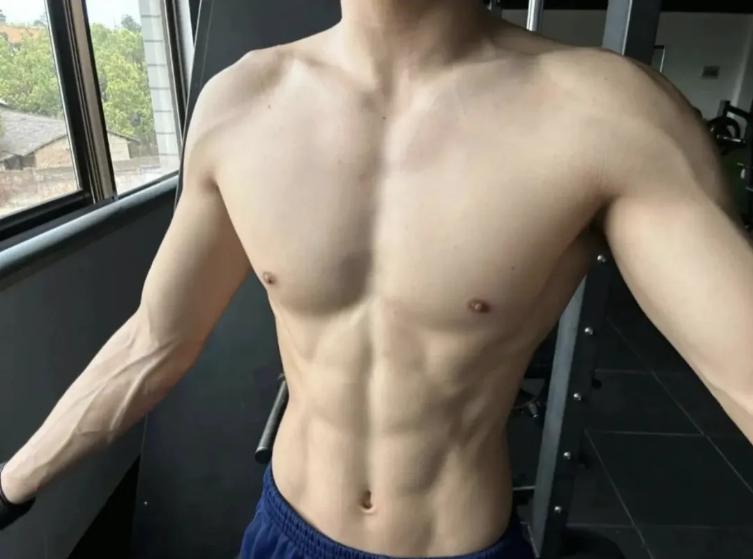 图片[5]-床上躺了累着的消防小哥怎么办？长腿身材真是绝了！-小蓝短视频