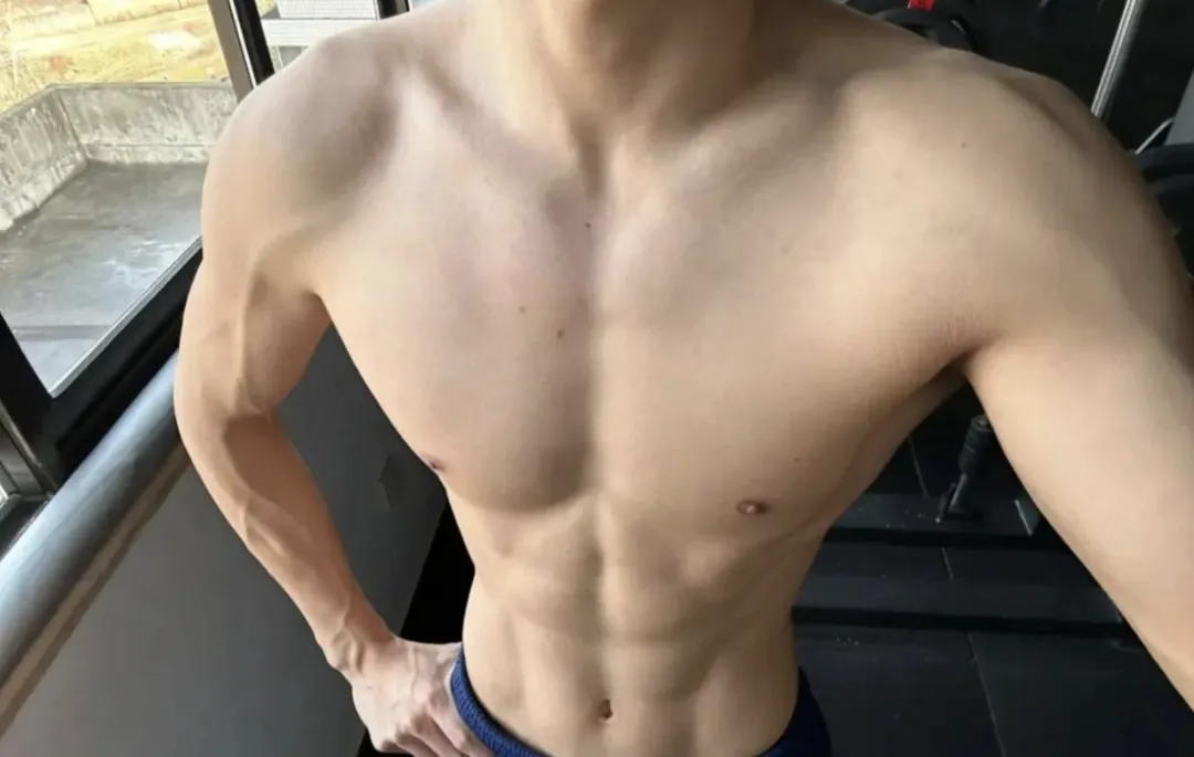 图片[6]-床上躺了累着的消防小哥怎么办？长腿身材真是绝了！-小蓝短视频