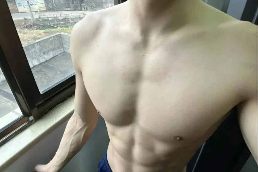 图片[8]-床上躺了累着的消防小哥怎么办？长腿身材真是绝了！-小蓝短视频