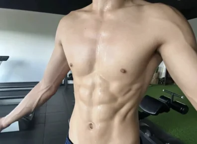 床上躺了累着的消防小哥怎么办？长腿身材真是绝了！