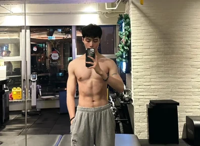 体育生杀疯了！这白皮不比黑皮香吗……