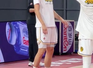 大粗腿篮球运动员李金效帅的发光啊