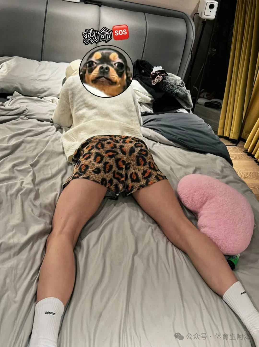 图片[1]-195黑皮白袜体育生，拍照姿势太大胆，豹纹短裤非常诱惑......-小蓝短视频