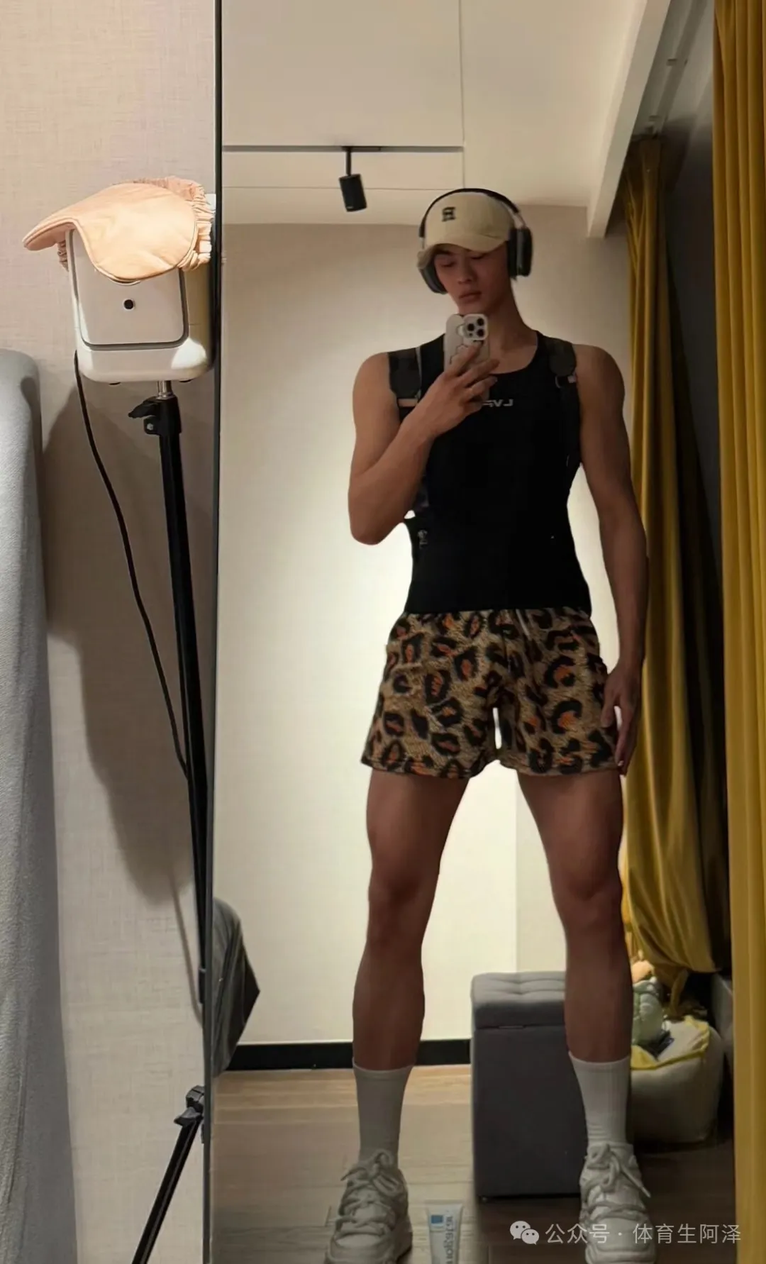 图片[3]-195黑皮白袜体育生，拍照姿势太大胆，豹纹短裤非常诱惑......-小蓝短视频