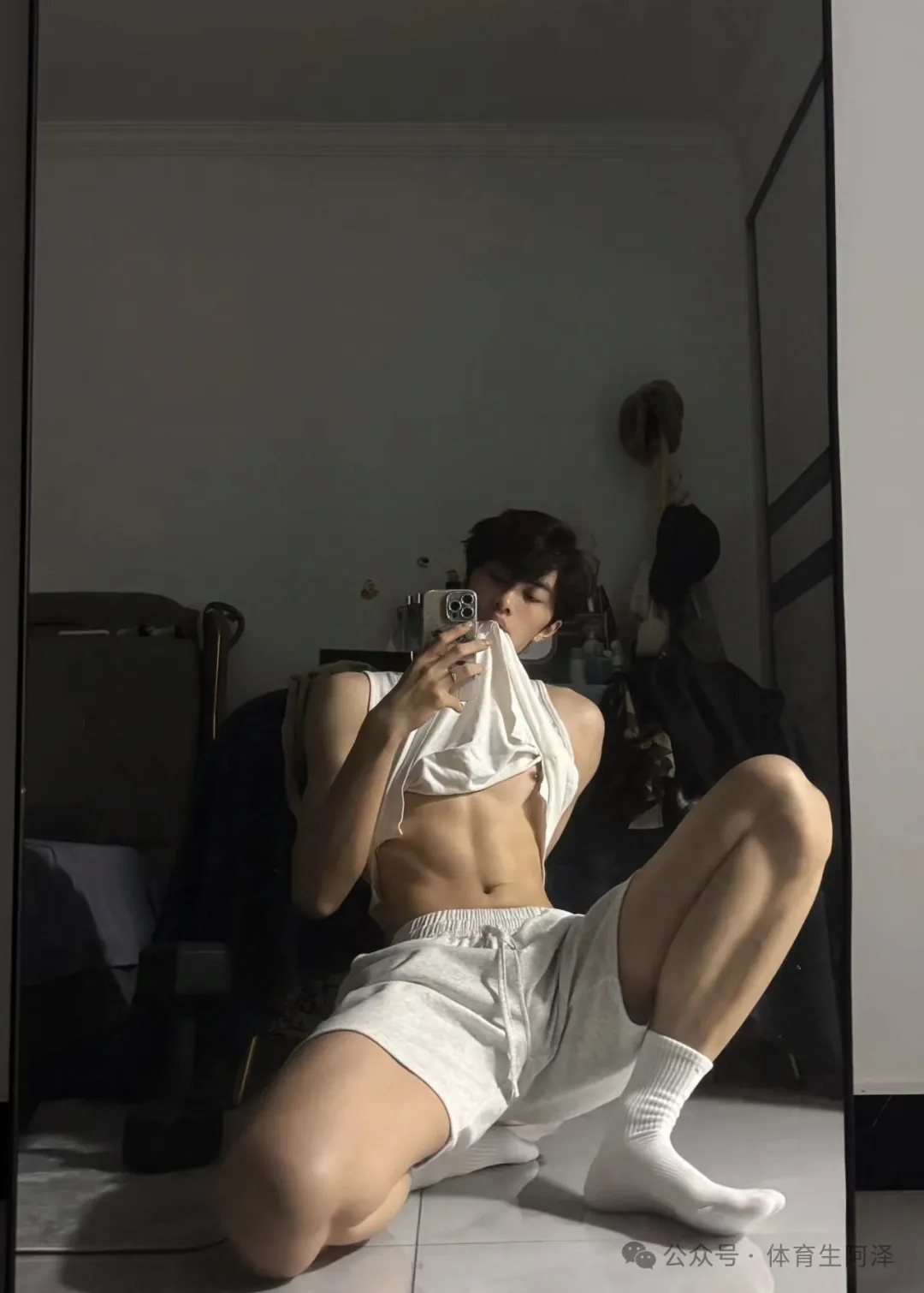 图片[7]-195黑皮白袜体育生，拍照姿势太大胆，豹纹短裤非常诱惑......-小蓝短视频