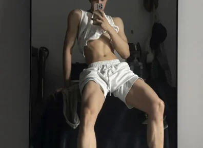 195黑皮白袜体育生，拍照姿势太大胆，豹纹短裤非常诱惑......