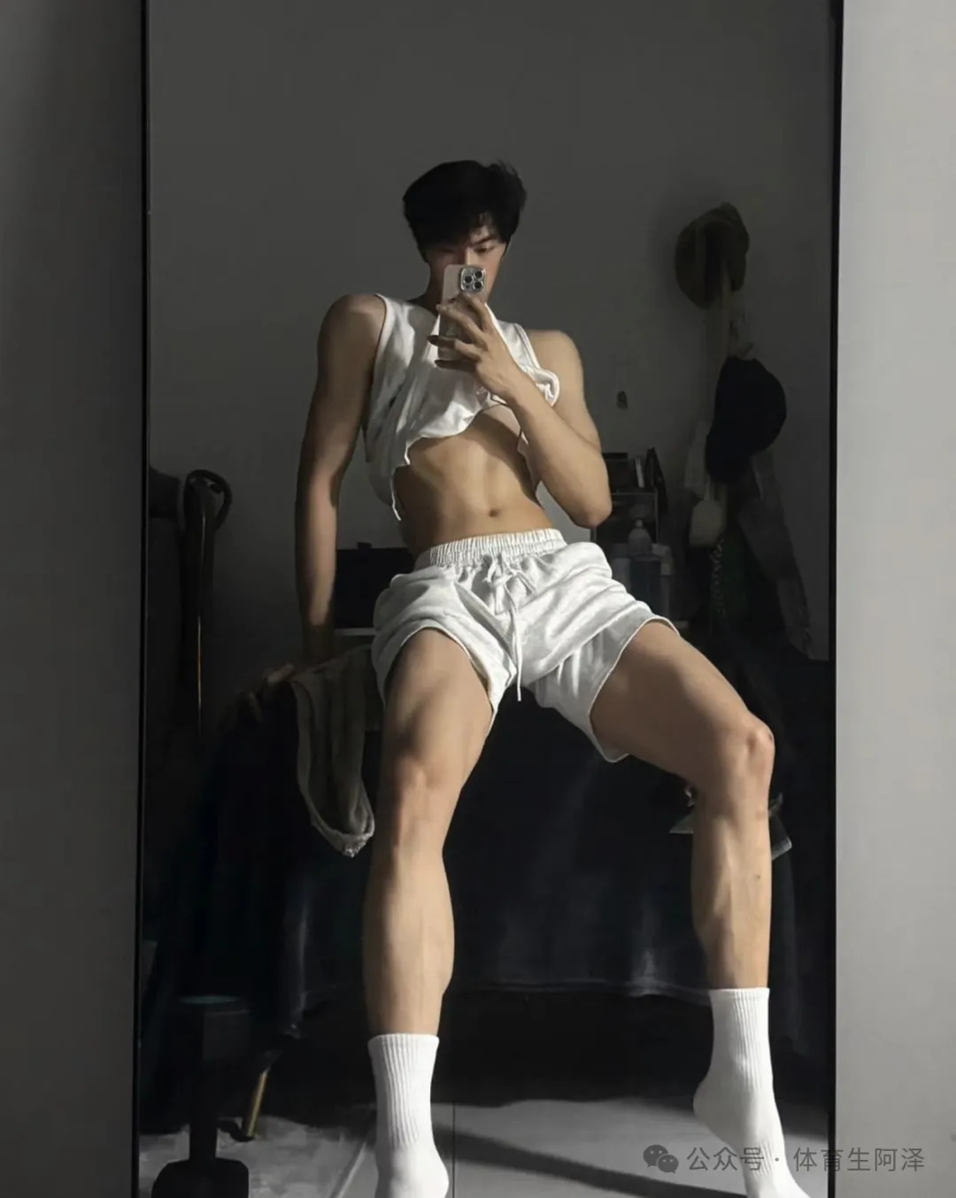 195黑皮白袜体育生，拍照姿势太大胆，豹纹短裤非常诱惑......-小蓝短视频