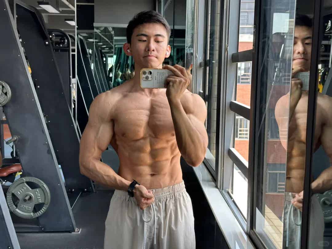 图片[8]-肌肉维度震撼全场，健体冠军小哥哥漫画般的肌肉！-小蓝短视频