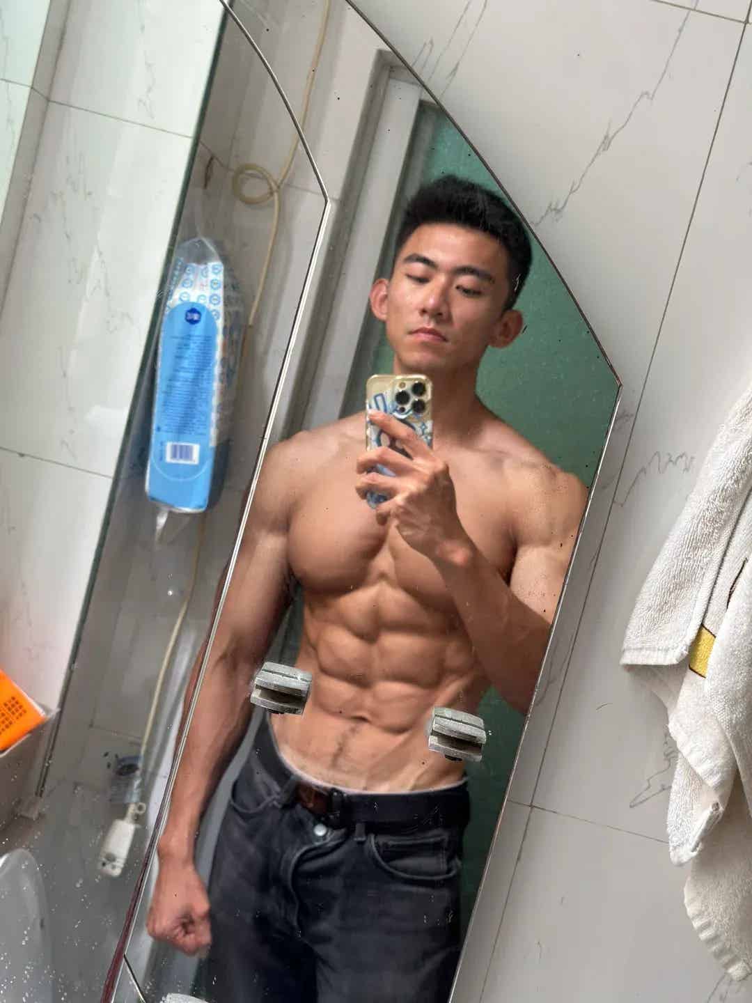 图片[14]-肌肉维度震撼全场，健体冠军小哥哥漫画般的肌肉！-小蓝短视频