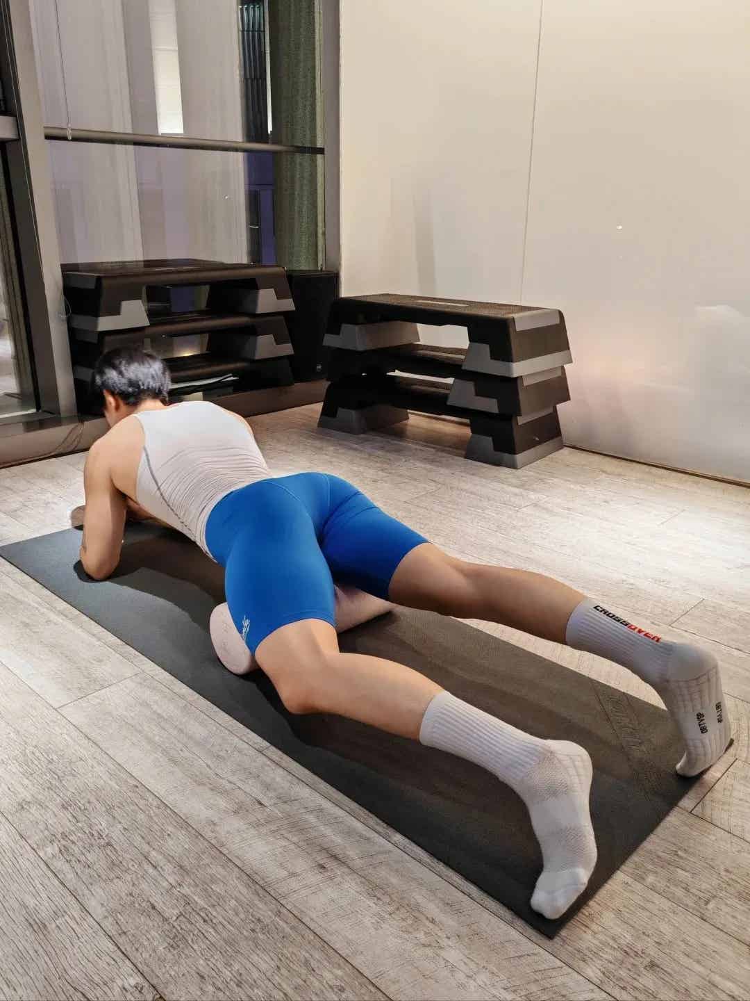 图片[4]-想要完美腰臀比？来看看这位北京小哥哥的翘臀秘籍！-小蓝短视频