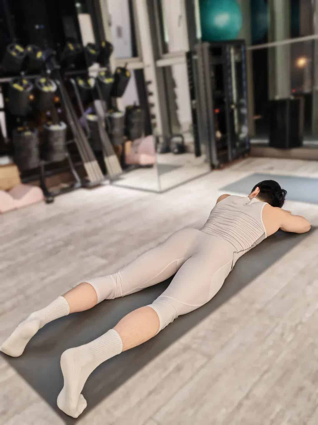 图片[6]-想要完美腰臀比？来看看这位北京小哥哥的翘臀秘籍！-小蓝短视频