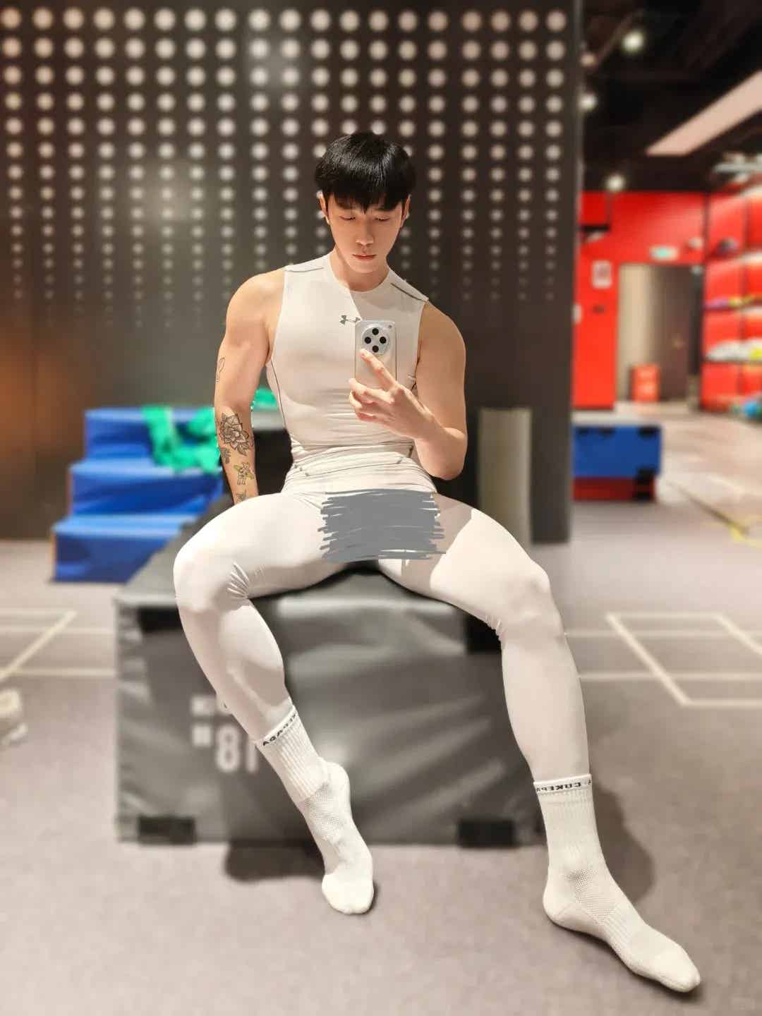 图片[19]-想要完美腰臀比？来看看这位北京小哥哥的翘臀秘籍！-小蓝短视频