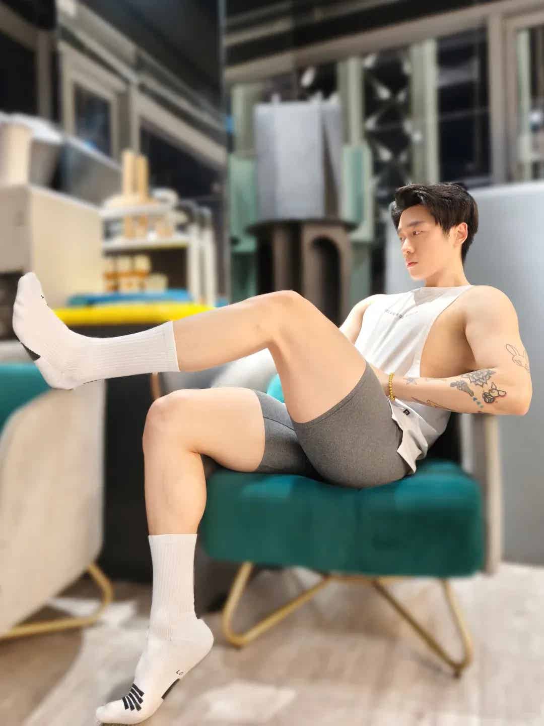 图片[21]-想要完美腰臀比？来看看这位北京小哥哥的翘臀秘籍！-小蓝短视频