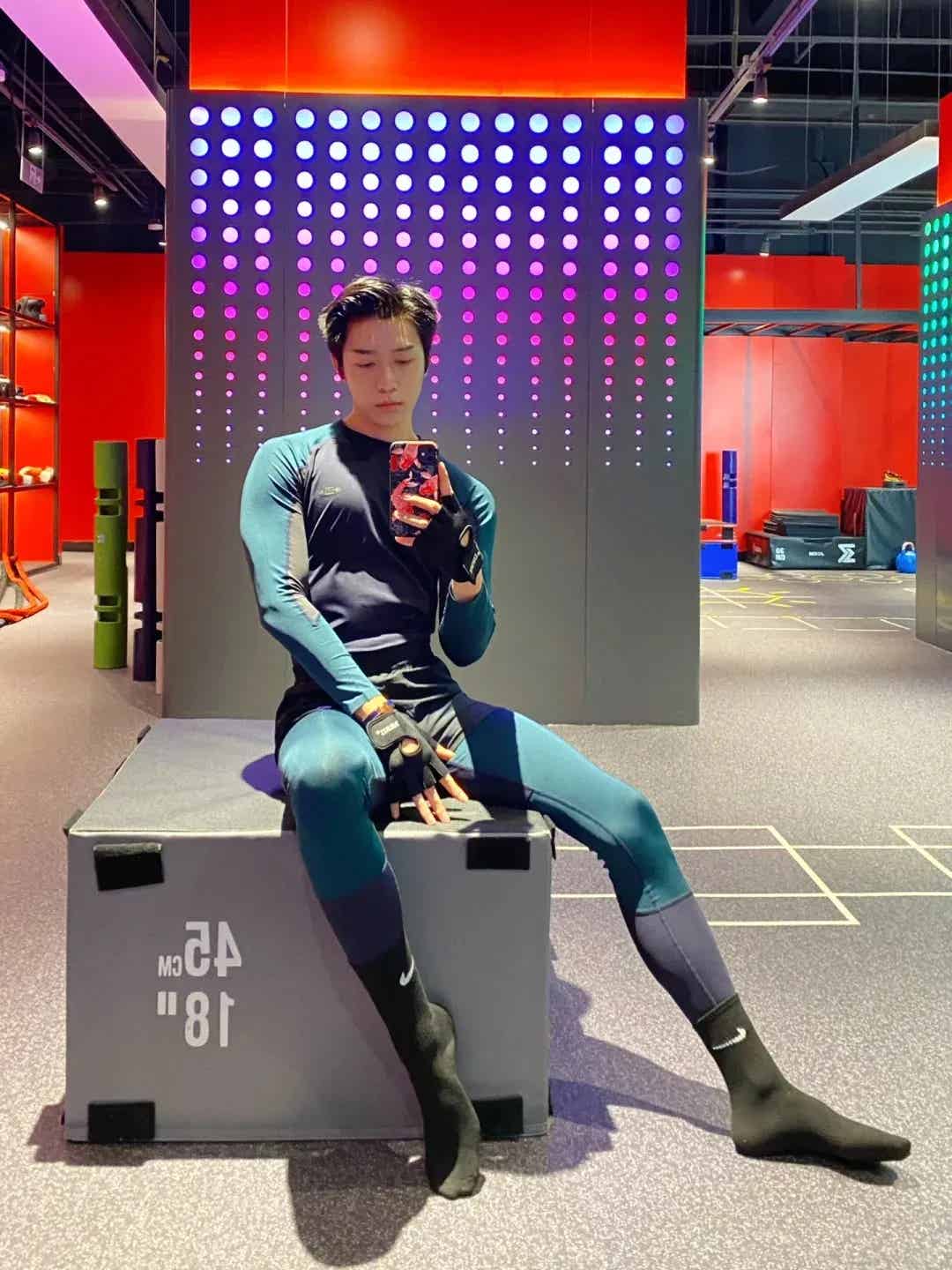 图片[25]-想要完美腰臀比？来看看这位北京小哥哥的翘臀秘籍！-小蓝短视频