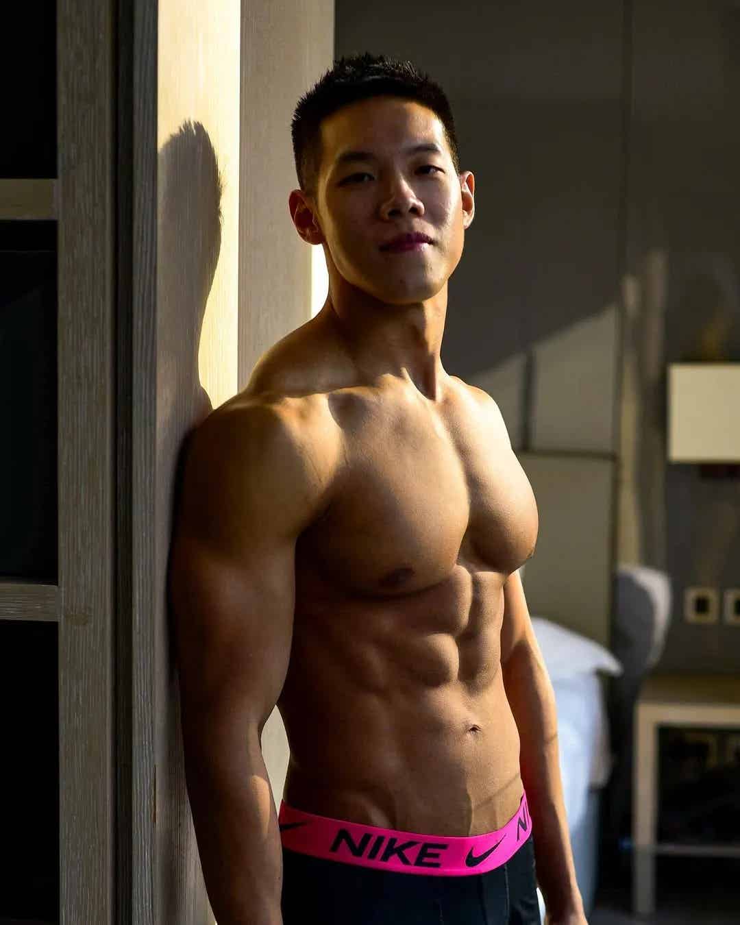 图片[2]-26岁香港健身博主，硬核胸肌六块腹肌和鲨鱼线，这结实的身体硬邦邦！-小蓝短视频