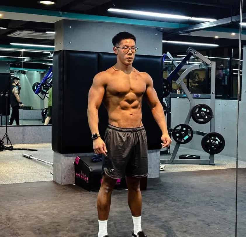 图片[4]-26岁香港健身博主，硬核胸肌六块腹肌和鲨鱼线，这结实的身体硬邦邦！-小蓝短视频