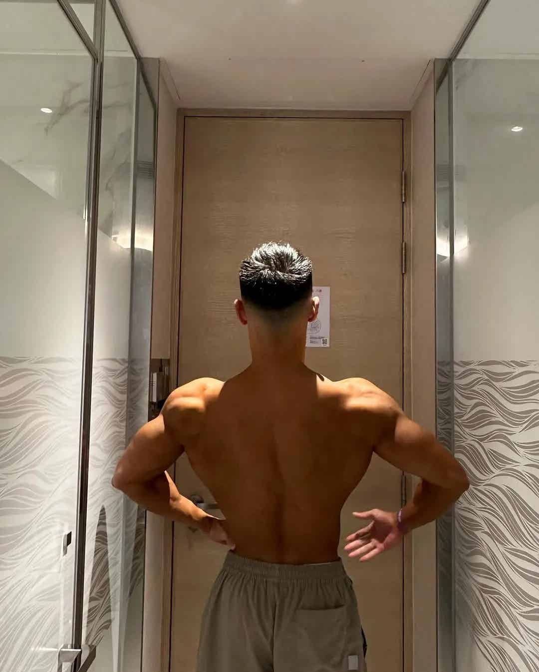 图片[5]-26岁香港健身博主，硬核胸肌六块腹肌和鲨鱼线，这结实的身体硬邦邦！-小蓝短视频