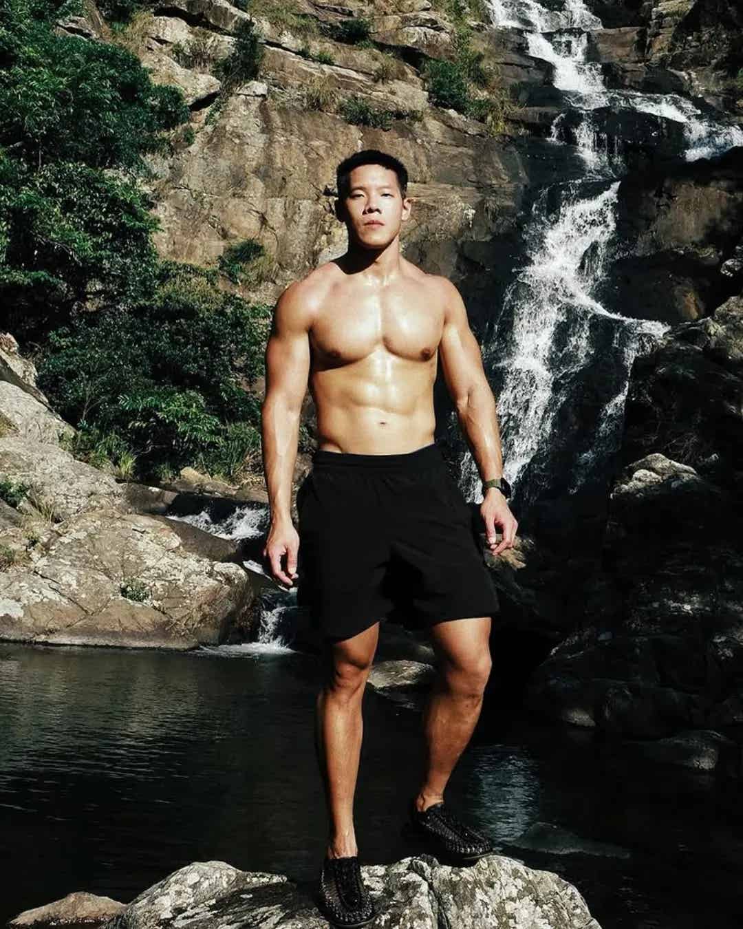 图片[8]-26岁香港健身博主，硬核胸肌六块腹肌和鲨鱼线，这结实的身体硬邦邦！-小蓝短视频