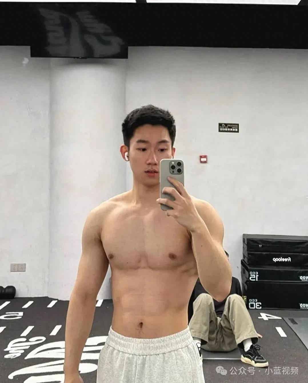 图片[1]-02年退役兵哥哥，阳光型男颜值身材双在线！-小蓝短视频