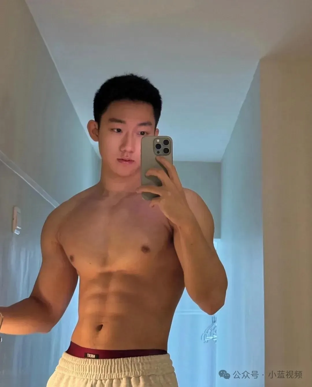 图片[3]-02年退役兵哥哥，阳光型男颜值身材双在线！-小蓝短视频