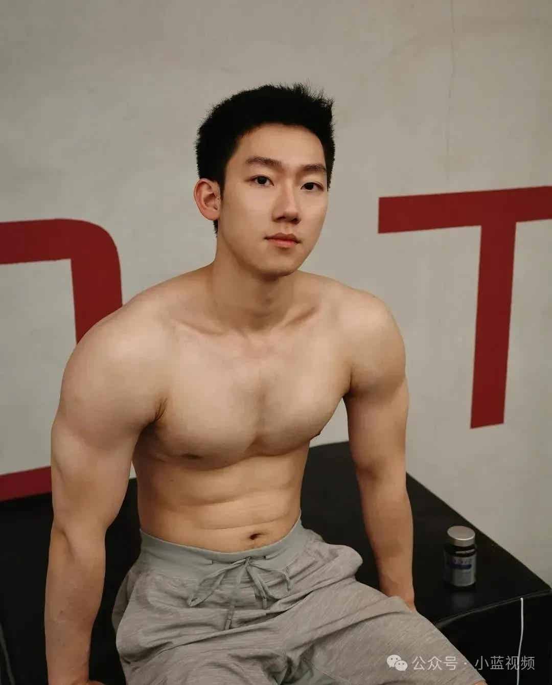 图片[11]-02年退役兵哥哥，阳光型男颜值身材双在线！-小蓝短视频