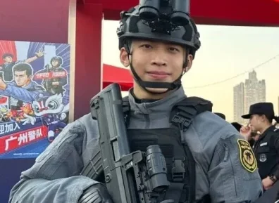 广州荔湾特警小哥火了！这也太太太帅了吧！