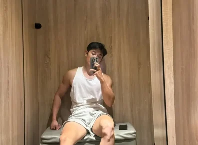 185黑皮白袜体育生，八块腹肌超迷人，更衣室大片写真好诱惑......