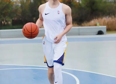 篮球场上的斯文大长腿男孩,阳光活力征服球场!