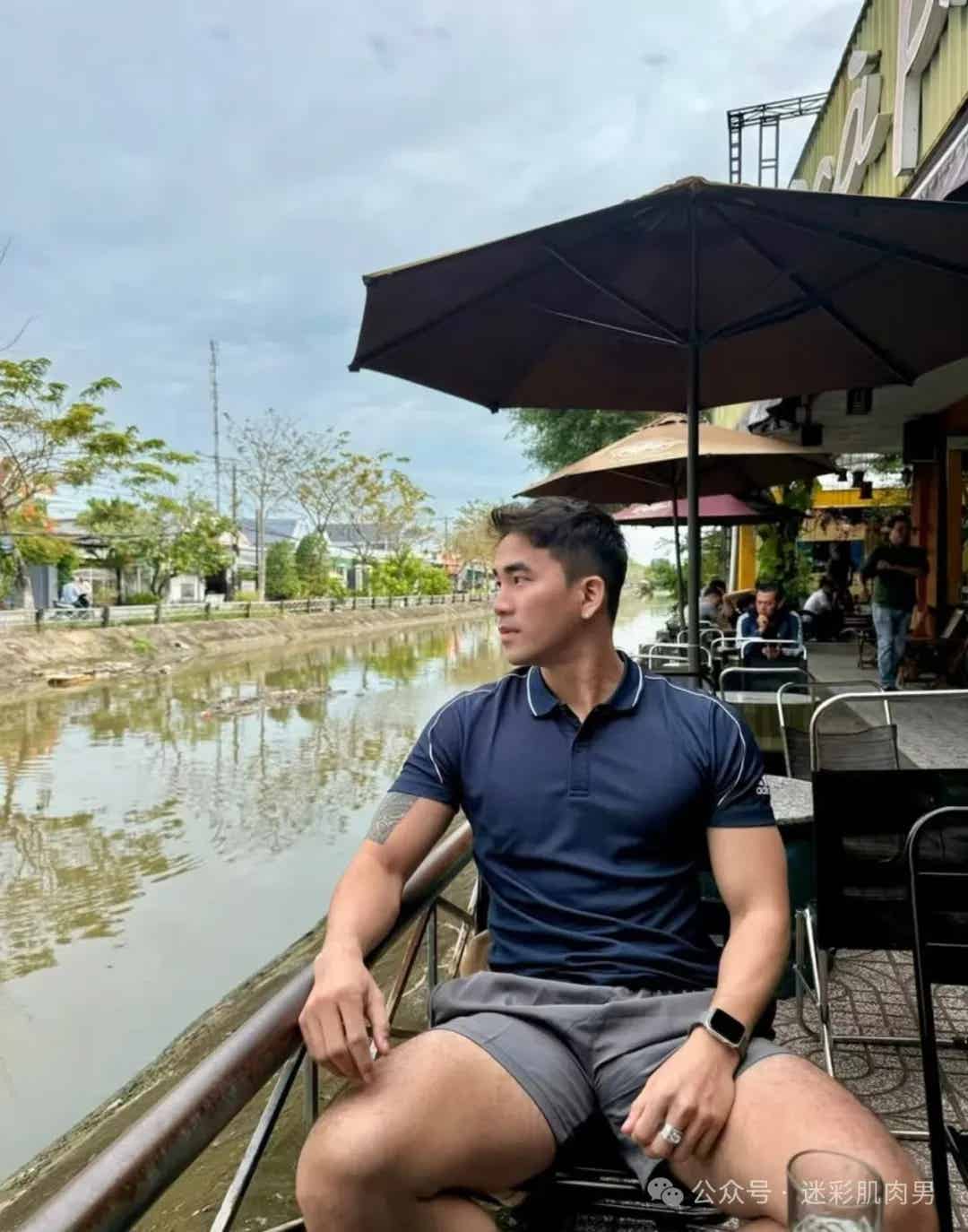 图片[2]-河边和奶茶的壮男穿运动裤太短啦！这也太太太帅了吧！-小蓝短视频