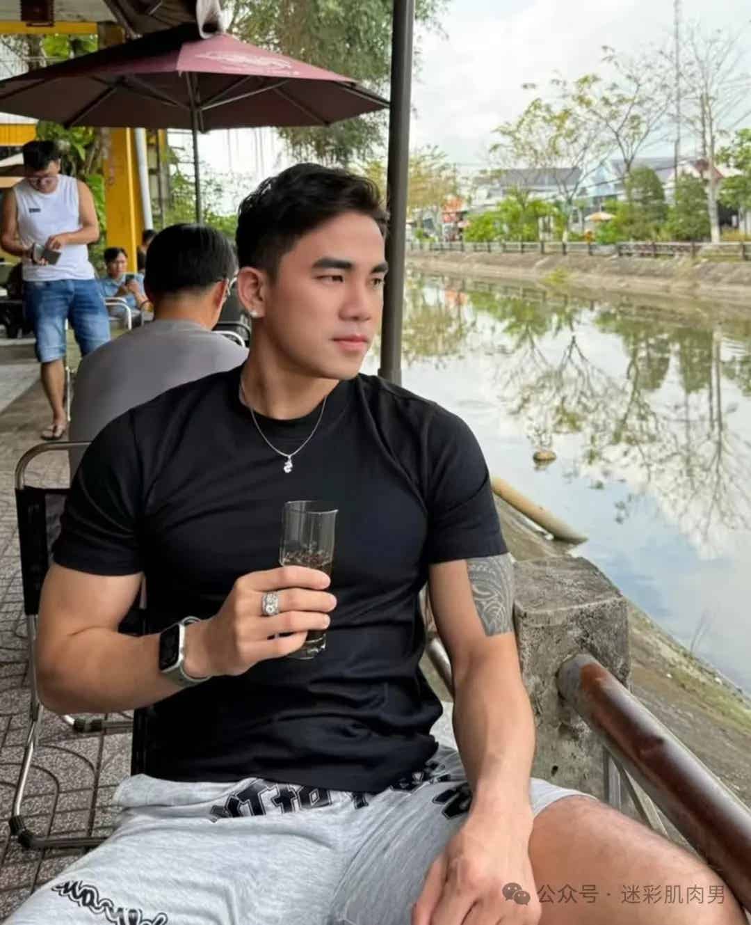 图片[8]-河边和奶茶的壮男穿运动裤太短啦！这也太太太帅了吧！-小蓝短视频