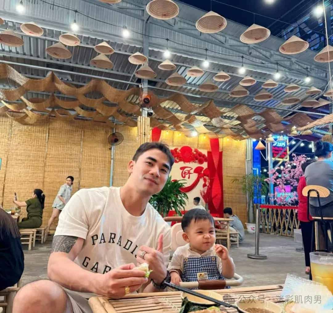 图片[10]-河边和奶茶的壮男穿运动裤太短啦！这也太太太帅了吧！-小蓝短视频