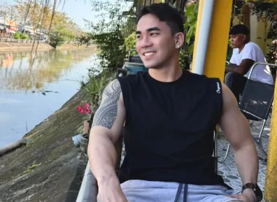 河边和奶茶的壮男穿运动裤太短啦！这也太太太帅了吧！