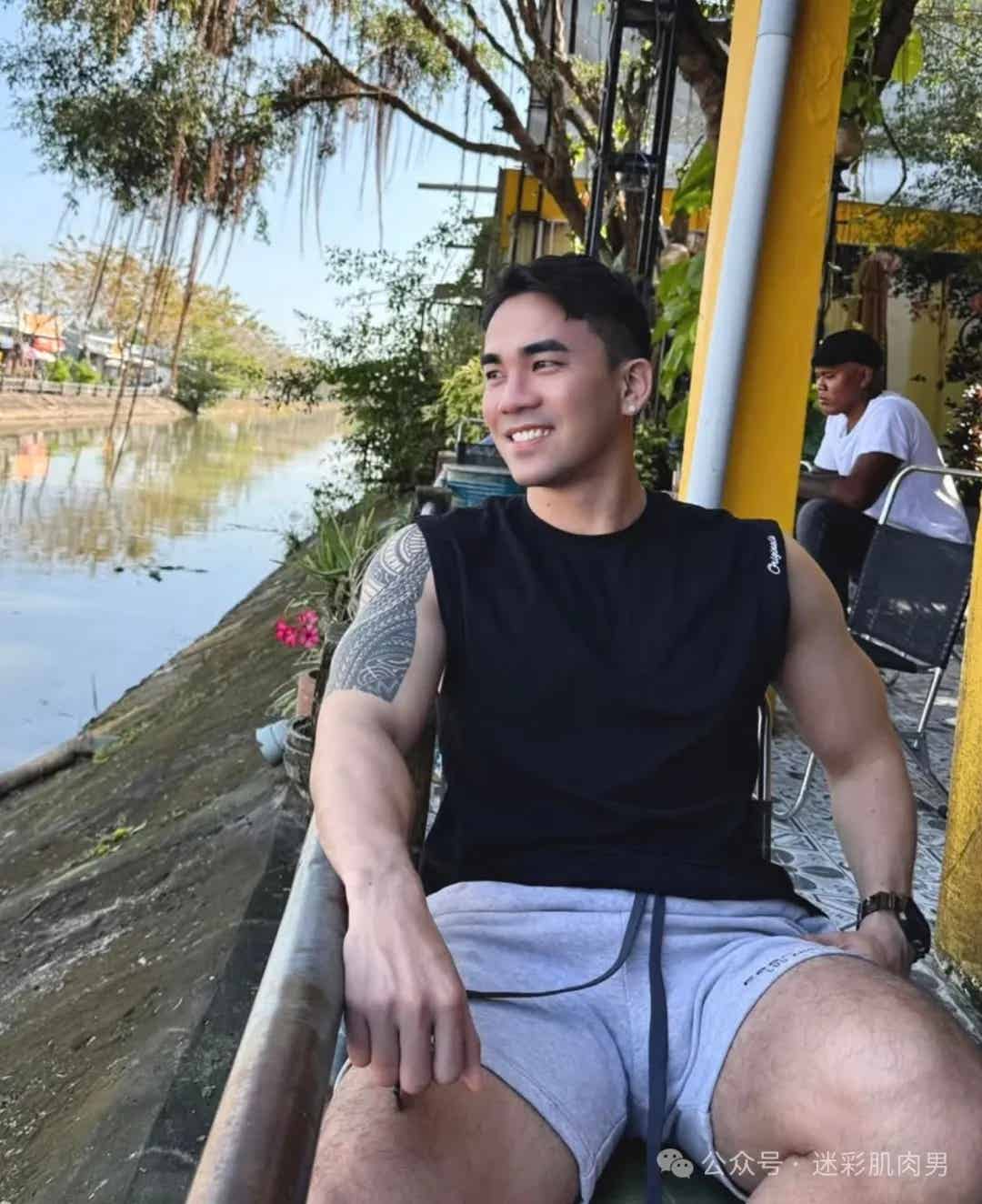 河边和奶茶的壮男穿运动裤太短啦！这也太太太帅了吧！-小蓝短视频