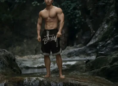 183cm体育生猛男野外游泳