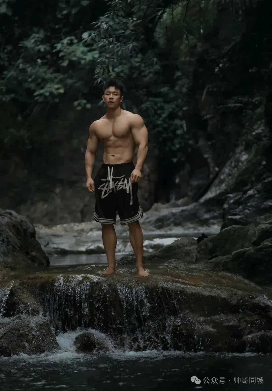 183cm体育生猛男野外游泳-小蓝短视频