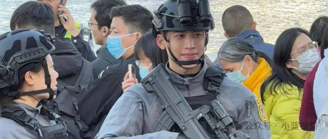 图片[1]-广州神仙颜值特警小哥，笑容太帅了！-小蓝短视频