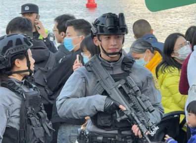 广州神仙颜值特警小哥，笑容太帅了！