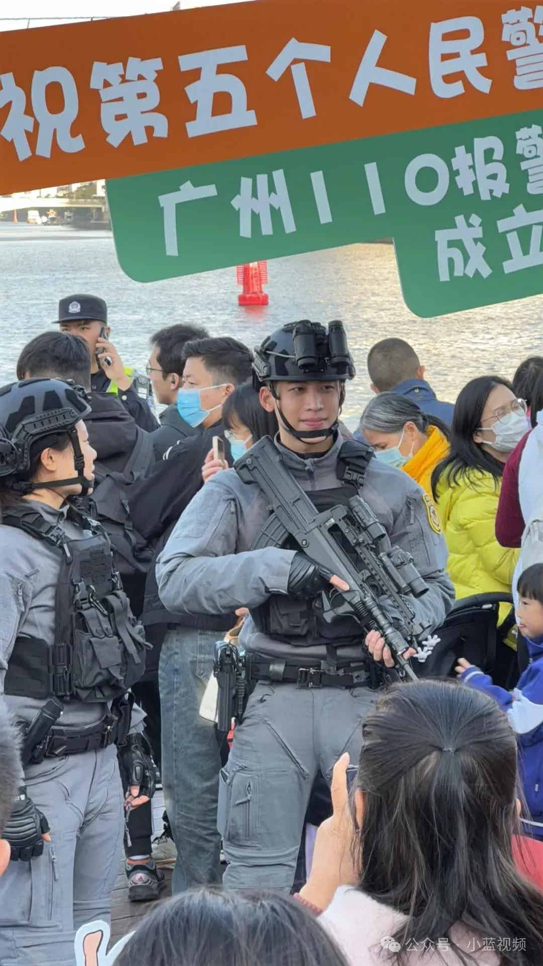 广州神仙颜值特警小哥，笑容太帅了！-小蓝短视频
