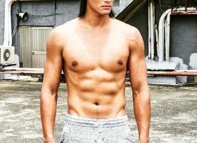 轻艇选手,野性长发完美搭配巧克力腹肌,这腱子肉满溢划艇