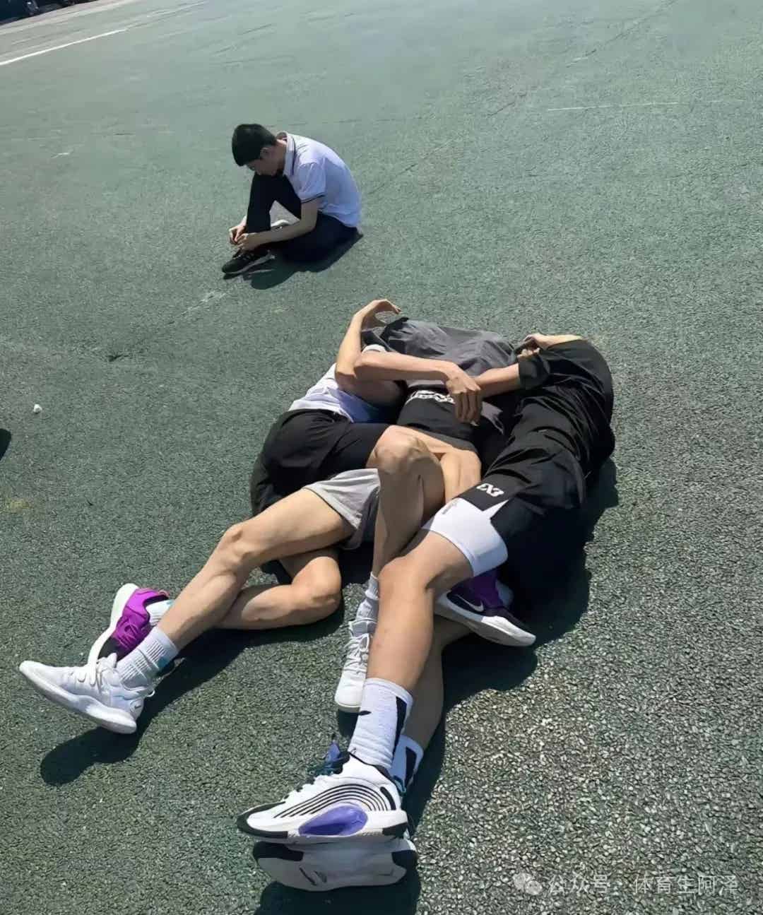 图片[1]-185黑皮篮球体育生，上演三人行片段，现实版燃冬........-小蓝短视频