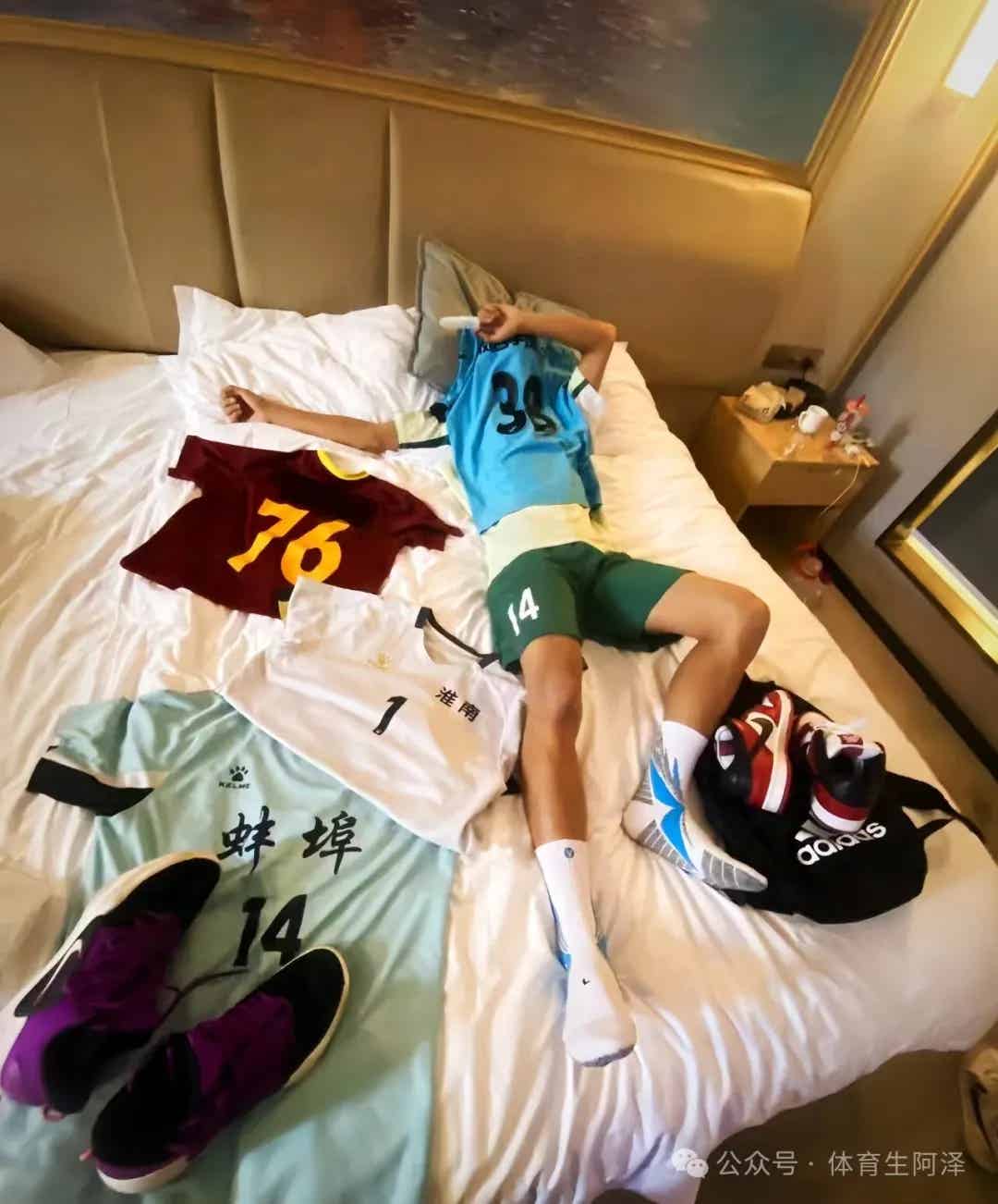 图片[2]-185黑皮篮球体育生，上演三人行片段，现实版燃冬........-小蓝短视频