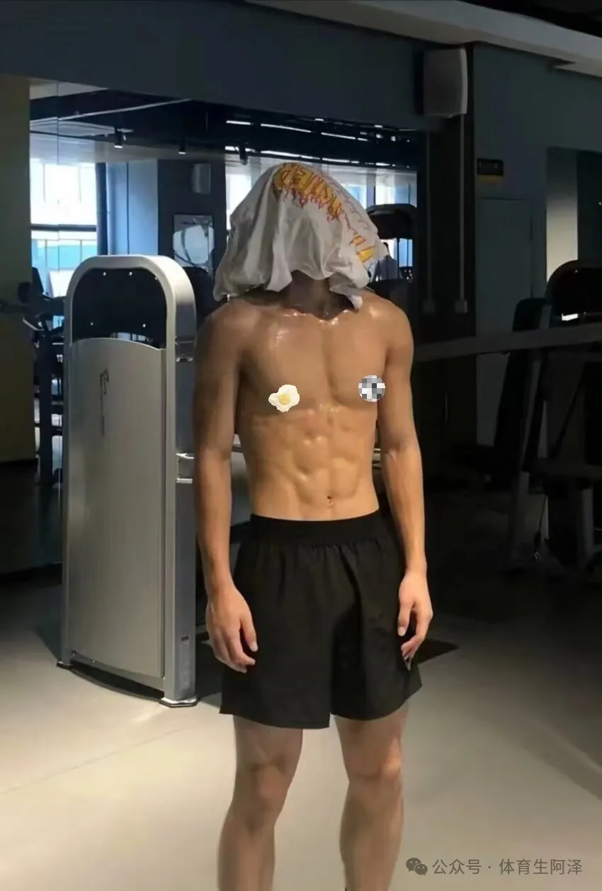 图片[3]-185黑皮篮球体育生，上演三人行片段，现实版燃冬........-小蓝短视频