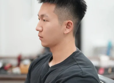 不建议二三十岁男生剪“锅盖头、长发”，换成这些发型更减龄帅气