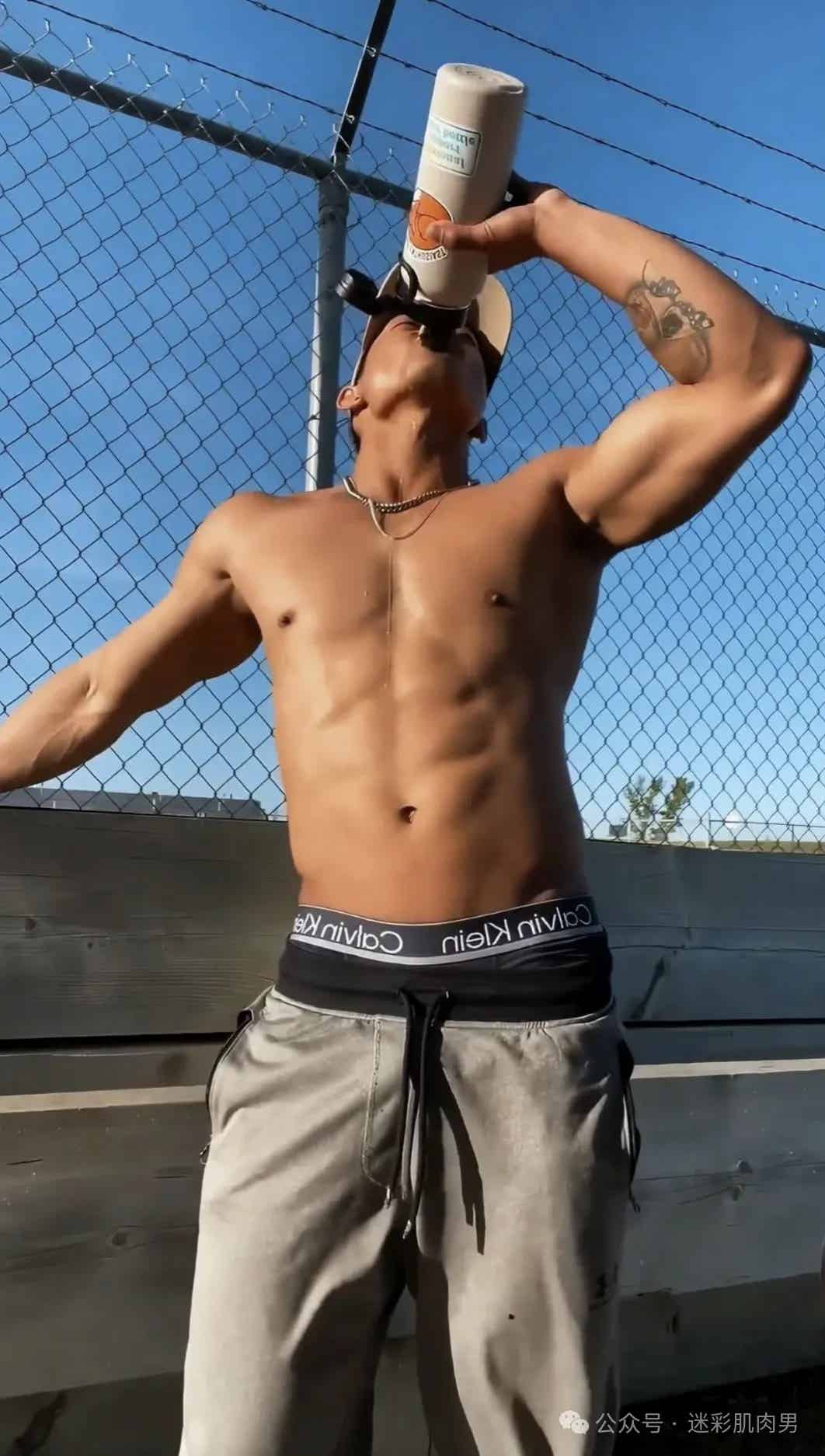 图片[16]-武汉寸头肌肉民工不穿衣服太大了，露内裤边好看！-小蓝短视频
