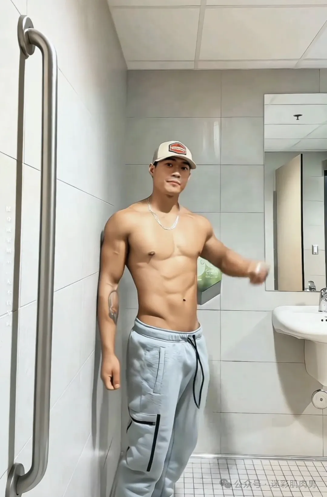 武汉寸头肌肉民工不穿衣服太大了，露内裤边好看！-小蓝短视频