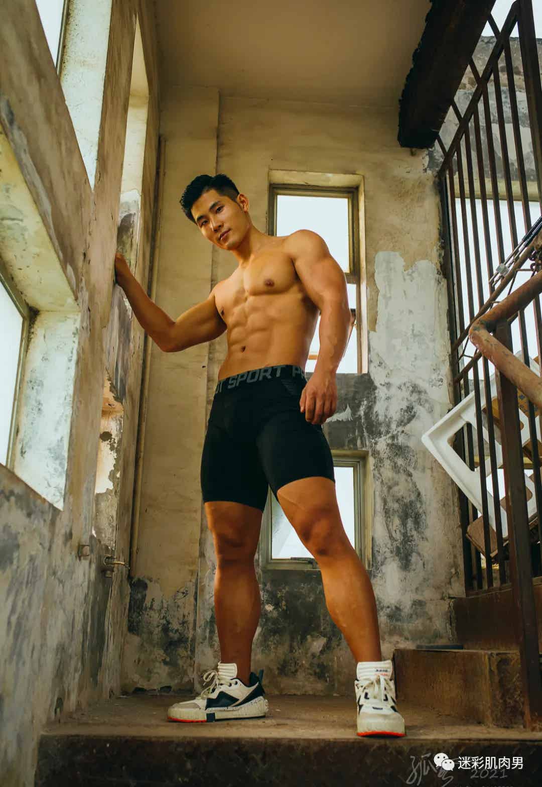 图片[1]-八块腹肌的翘臀肌肉男爬楼梯，真好看！-小蓝短视频